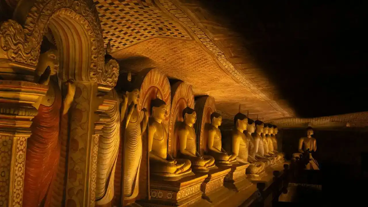 Ancient-Buddha-statues-inside-the-sacred-caves-of-Dambulla-Cave-Temple-credit-pexel