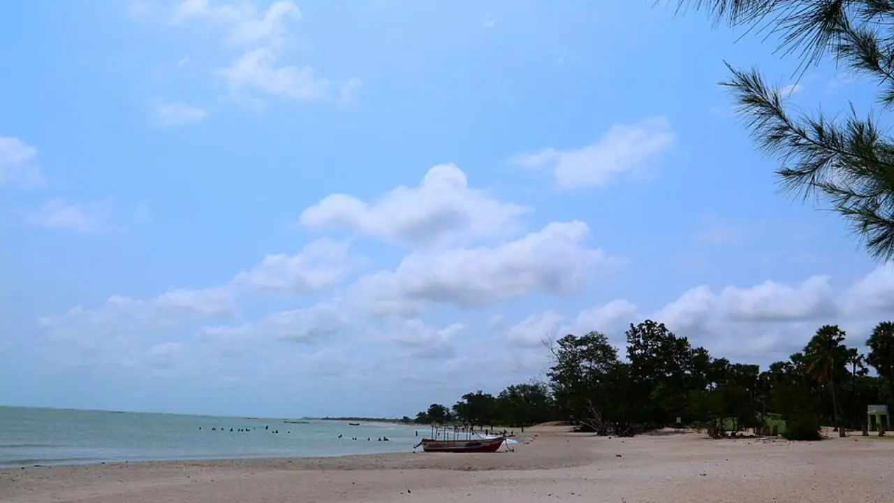 Soft white sand and shallow blue waters at Casuarina Beach, Jaffna credit wikipediacommon CC BY-SA 4.0