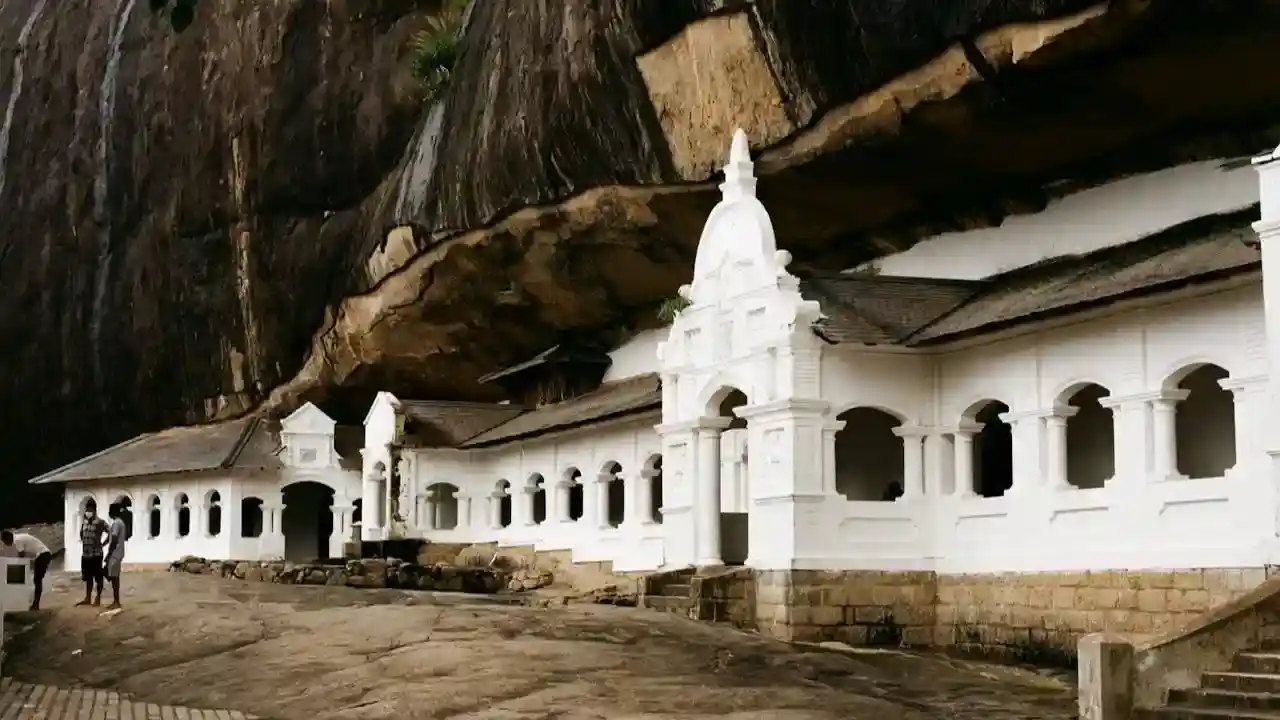 Peaceful-atmosphere-inside-one-of-the-Dambulla-Cave-Temple-chambers-credit-pexel