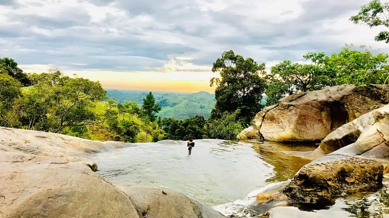 Relaxing natural pools on Upper Diyaluma, one of Sri Lanka’s most breathtaking hidden waterfalls.wikimediacommon-CC-BY-SA-4.0.webphidden waterfalls in Sri Lanka